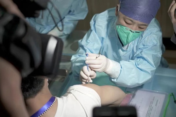 全球首支奥密克戎灭活疫苗临床第一剂接种完成!李兰娟这样说